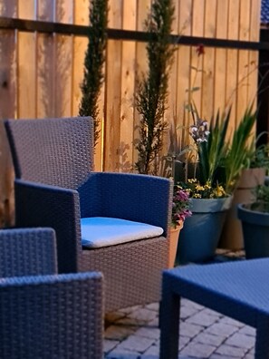 Terrace/patio - Le Petit Velours, Gite Le Petit Velours, au cœur des crus du Beaujolais. (Lancié)