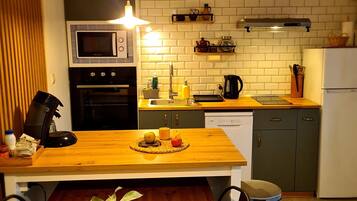 Een koelkast, een microgolfoven, een oven, een kookplaat