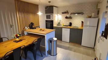 Een koelkast, een microgolfoven, een oven, een kookplaat