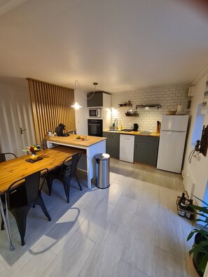 Køleskab, mikrobølgeovn, ovn, kogeplade