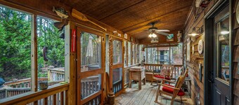 Cedar Cove-fishing, hot tub, fire pit & playhouse