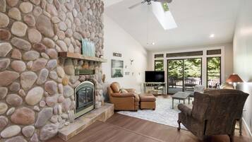 Smart TV, fireplace, stereo