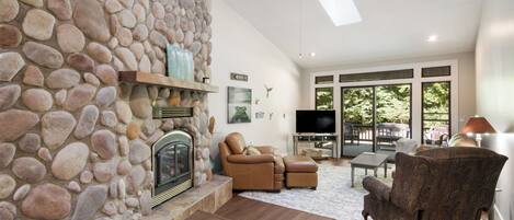 Smart TV, lareira, aparelho de som