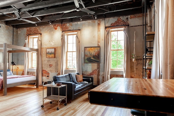 Luxury Studio Suite, Courtyard View | Individually decorated, individually furnished, iron/ironing board