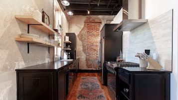 Deluxe Studio Suite, Balcony, City View | Private kitchen | Microwave, coffee/tea maker, cookware/dishes/utensils, paper towels