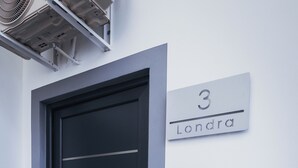 A black door with a nameplate reading "3 Londra" and a small mat at the entrance. - City Boutique Hotel Reghin (Reghin)