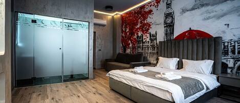 华丽三人房, 露台 | 高档床上用品、泰普尔床垫、办公桌、笔记本电脑工作区