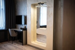 Deluxe Triple Room, Patio | Premium bedding, Tempur-Pedic beds, desk, laptop workspace