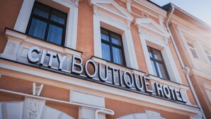 A building with the sign "CITY BOUTIQUE HOTEL" indicating a hotel establishment. - City Boutique Hotel Reghin (Reghin)
