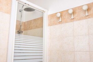 Shower, hair dryer, bidet, towels - Interior 16: central and cosy.  (Roma)