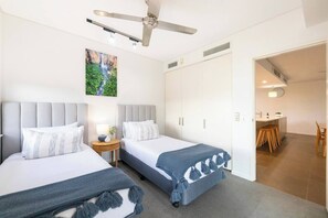 3 Schlafzimmer, Schreibtisch, Bügeleisen/Bügelbrett, Reisekinderbett