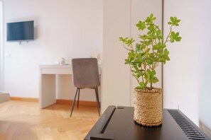 Suite – superior | Skrivebord, skrivebord for bærbar PC, lydisolert og wi-fi (inkludert)