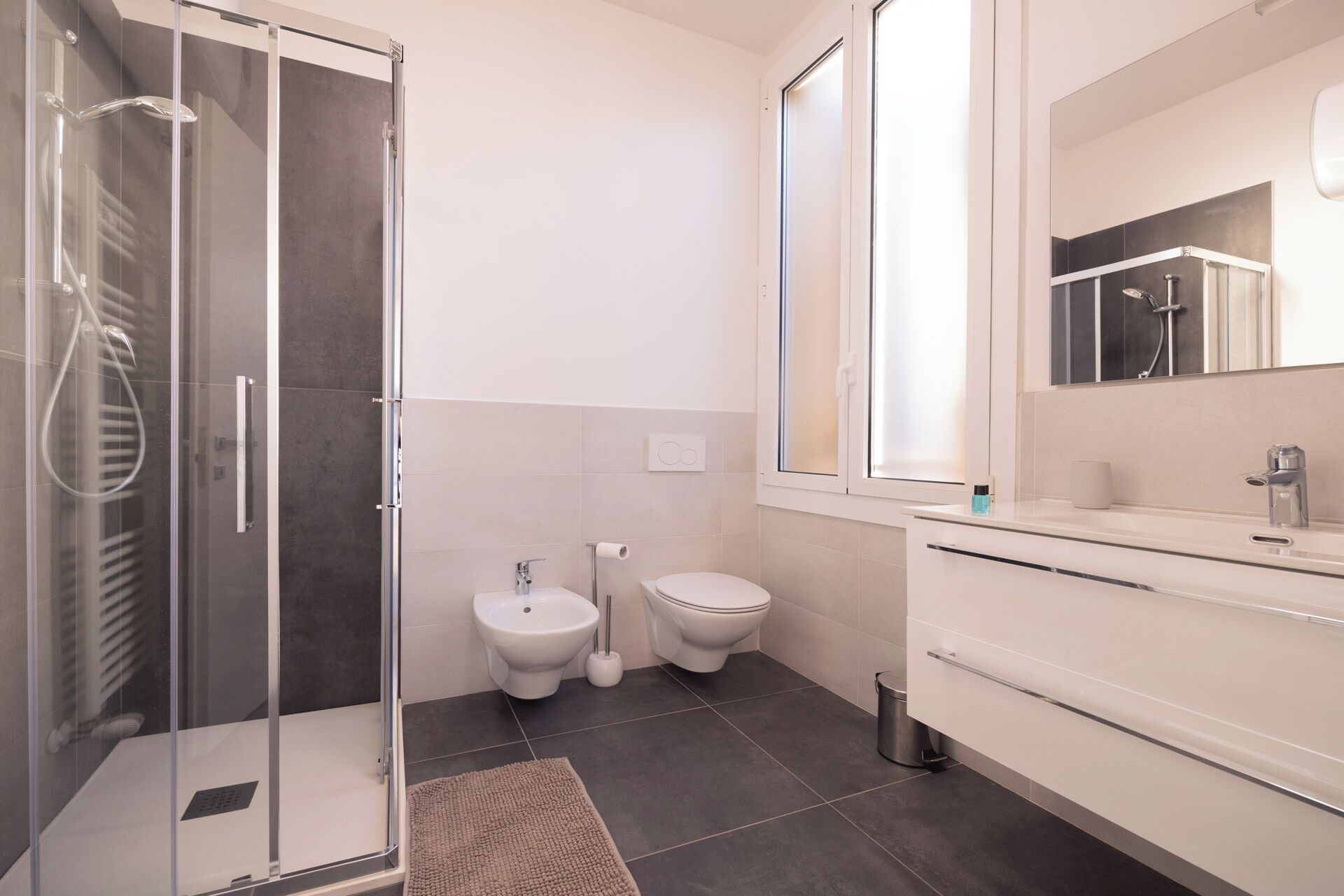 Doppia Deluxe | Bagno | Doccia, asciugacapelli, asciugamani, sapone