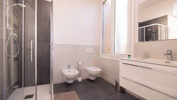 Deluxe Double Room | Bathroom | Shower, hair dryer, towels, soap