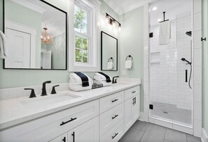 Shower, hair dryer, towels - Newly Built 2022 Sunlit 4 Bedroom 3 1/2 Bath Home with Top Amenities BHI Club (Bald Head Island)