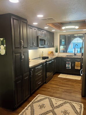 Fridge, microwave, oven, stovetop - Charming Mesa Golf Course Home (Mesa)
