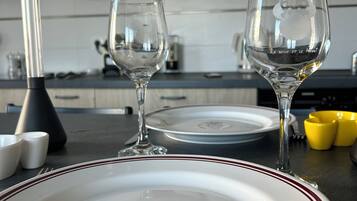 Een koelkast, een magnetron, een oven, een kookplaat