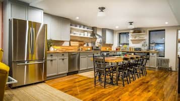 Room, Non Smoking | Private kitchen