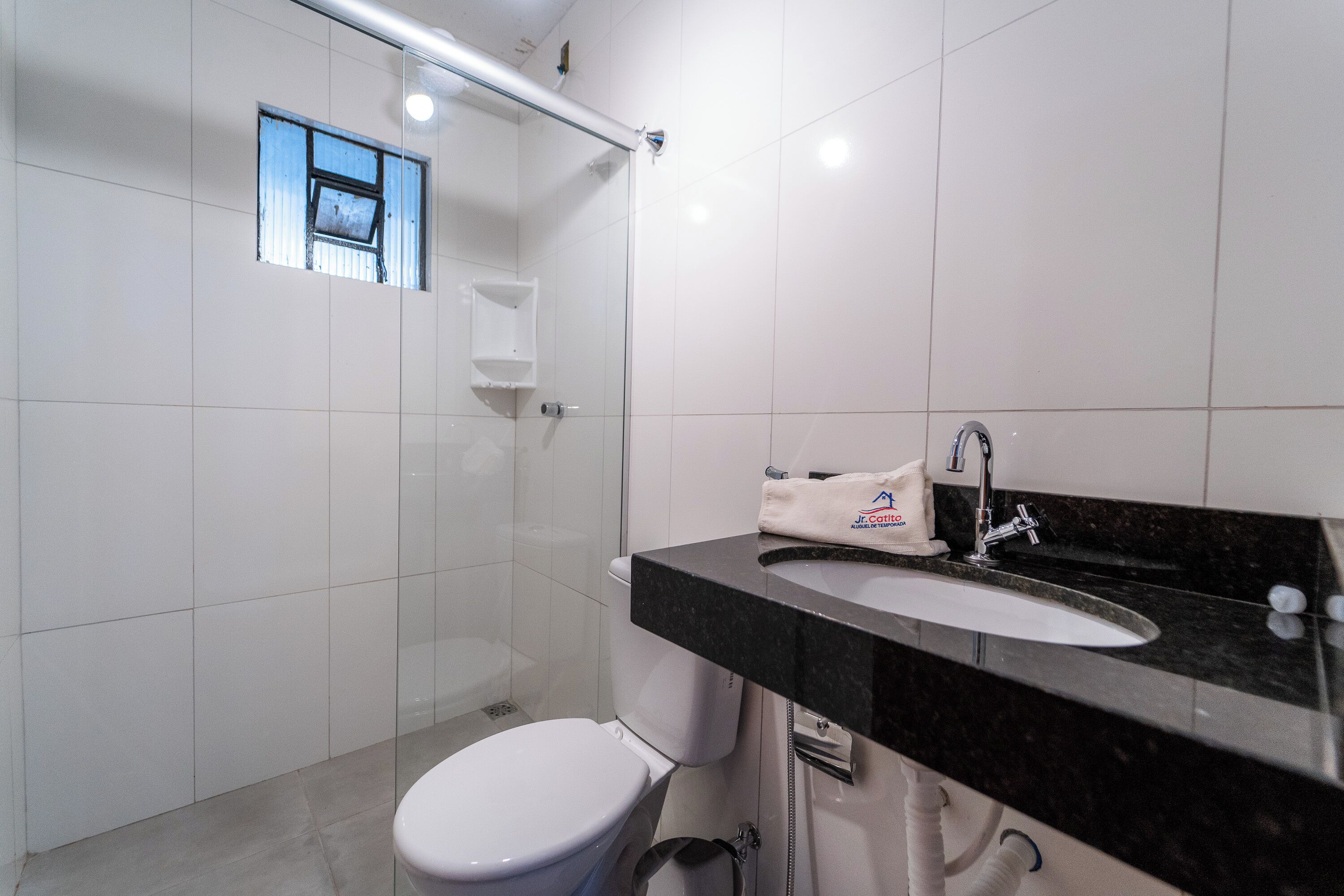 Chuveiro, toalhas de banho, papel higiênico 