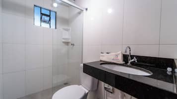 Chuveiro, toalhas de banho, papel higiênico