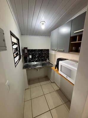 Studio | Yksityinen keittiö | Minijääkaappi, mikroaaltouuni, uuni, liesi