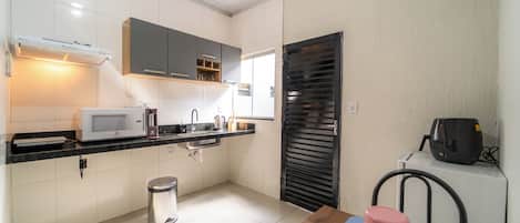 Frigobar, microondas, horno y parrilla de estufa