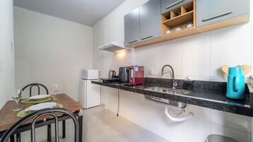 Apartamento | Cozinha privada | Frigobar, micro-ondas, fogão, cooktop