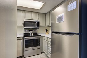 Fridge, microwave, oven, stovetop - *Romantic 1BD Condo Near TOWN! Fireplace + POOL* (Gatlinburg)
