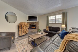 TV, fireplace - *Romantic 1BD Condo Near TOWN! Fireplace + POOL* (Gatlinburg)