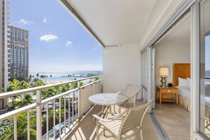 Outdoor dining - Ilikai Hotel Lite #742: Studio Ocean View condo (Honolulu)