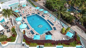 Een verwarmd zwembad