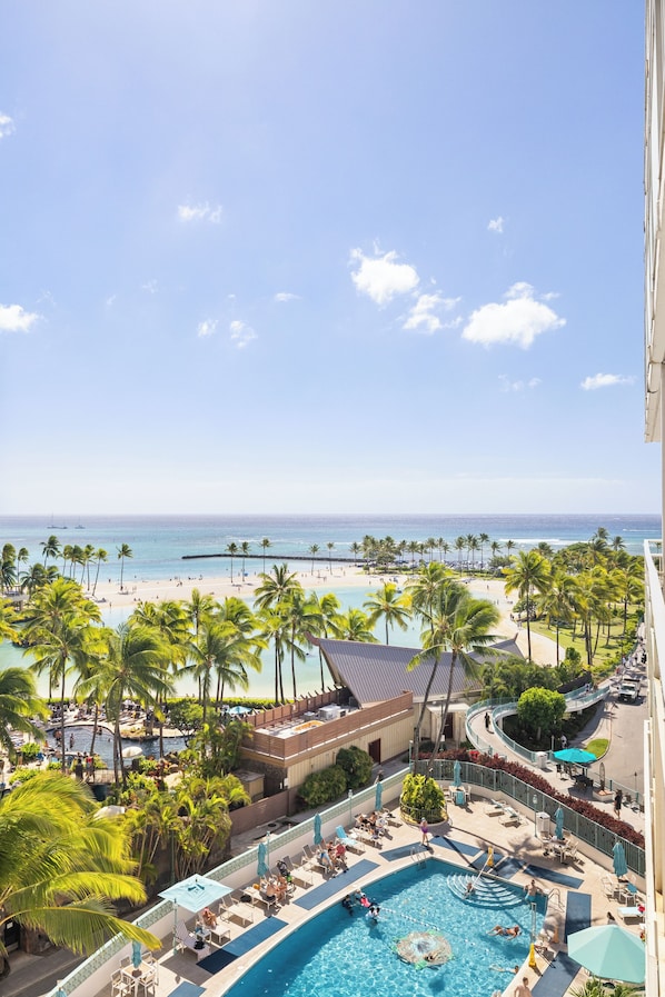 A heated pool - Ilikai Hotel Lite #742: Studio Ocean View condo (Honolulu)