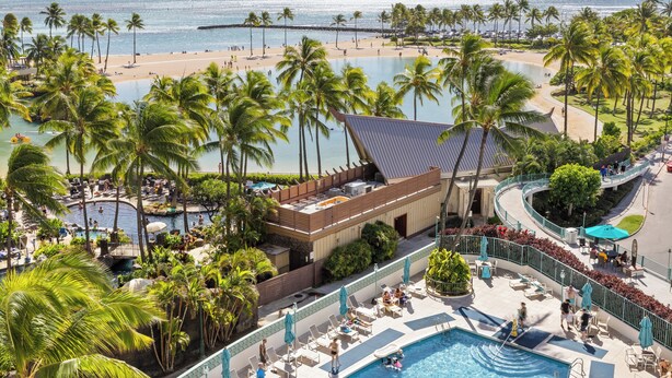 Ein Resort mit Pool, Strand und Palmen.