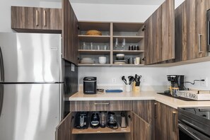 Frigorifero, microonde, forno, piano cottura