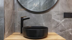 Douche, sèche-cheveux, bidet, serviettes fournies