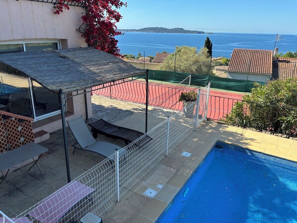 Outdoor pool - Ideal apartment - sea view - Carqueiranne exclusive swimming pool and tennis court (Carqueiranne)