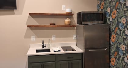 Cozy studio close to Skyline Drive, Hiking, and Main Street.