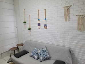 Living area - Boqueirão studio apartment in Santos, building facing the beach with partial view (Boqueirão Santos)