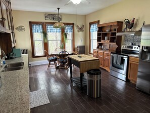 Private kitchen - 4 Bedroom Cottage at the 500 acre Poland Spring Resort with lots of onsite activities! (Poland)