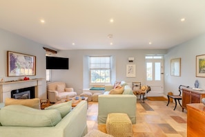 TV, fireplace - 6 Bed in Lee (oc-d30327) (Ilfracombe)