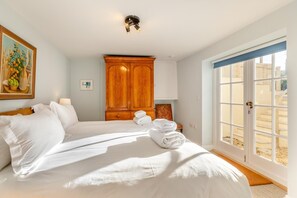 6 bedrooms, iron/ironing board, travel crib, free WiFi