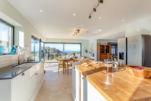 Microwave, oven, dishwasher, cookware/dishes/utensils - 6 Bed in Lee (oc-d30327) (Ilfracombe)