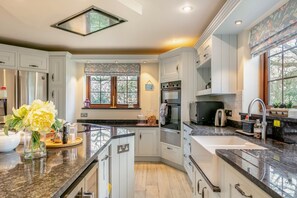 Oven, dishwasher, high chair, cookware/dishes/utensils - 4 Bed in Axminster (oc-s30365) (Axminster)