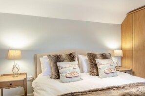 4 bedrooms, travel crib, free WiFi, bed sheets