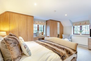 4 bedrooms, free WiFi, bed sheets - 4 Bed in Axminster (oc-s30365) (Axminster)