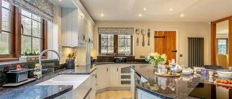 Ofen, Geschirrspüler, Hochstuhl, Kochgeschirr/Geschirr/Besteck