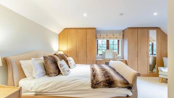 4 bedrooms, travel cot, free WiFi, bed sheets