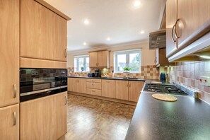 Mikrobølgeovn, ovn, oppvaskmaskin og høy barnestol