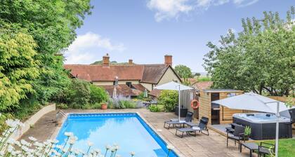 Castle of Comfort - Nine Bedroom House, Sleeps 18