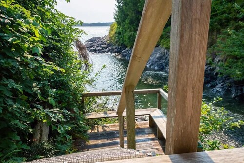 Secluded Oceanfront - Upstairs